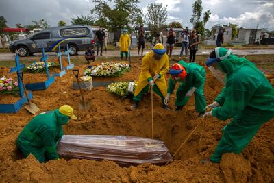 Una víctima de covid-19 es enterrada en el cementerio Nossa Senhora Aparecida de Manaus, Brasil.