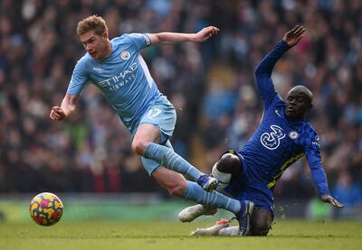 En la jugada previa al gol, Kevin De Bruyne supera a N’Golo Kanté, casi siempre infalible en la marca.