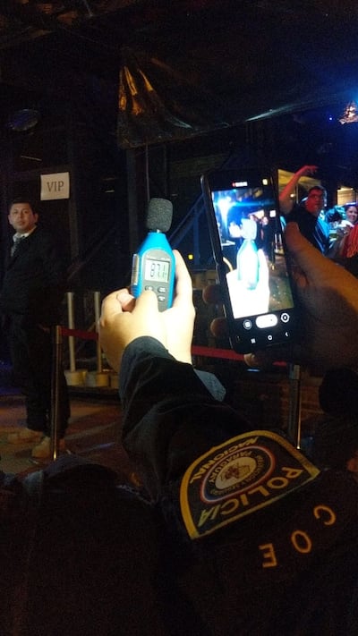 Agentes de la Policía Nacional realizando el control de decibeles en zona de locales nocturnos en San Lorenzo.