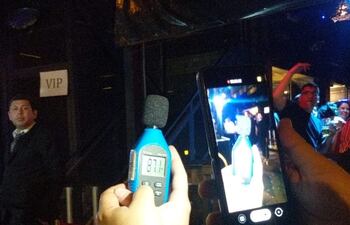 Agentes de la Policía Nacional realizando el control de decibeles en zona de locales nocturnos en San Lorenzo.