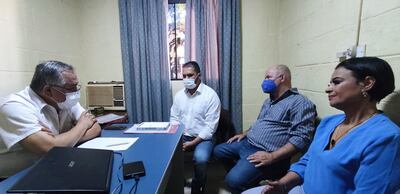 El doctor Arturo Portillo, director de la Décima Región Sanitaria, se reunión con el intendente de Minga Reiteran pedido de atención médica las 24 horas en Minga Porã, Clementino Portillo; el diputado Manuel Trinidad y la exconcejal Julia Ferreira.