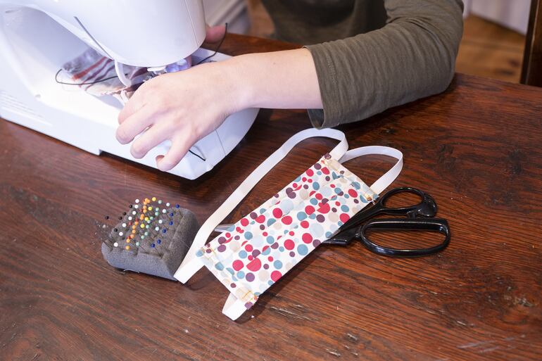 Coser una mascarilla en casa no presenta demasiadas dificultades.
