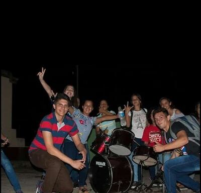 Jose Daniel Zaván (remera a rayas) con sus amigos. El joven es baterista del coro parroquial en Fuerte Olimpo.