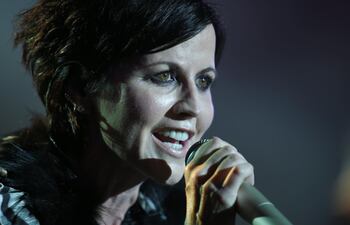 La agrupación The Cranberries presentó un nuevo álbum recordando a su vocalista Dolores O'Riordan, fallecida en enero de 2018.