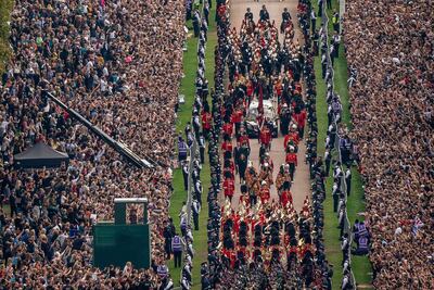 La procesión ceremonial del féretro de la reina Isabel II llegando al palacio de Windsor, su sitio final de descanso, el lunes.