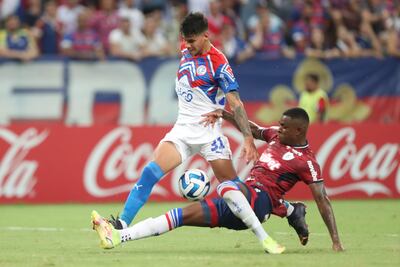 Marcelo Benevenuto (d) de Fortaleza disputa un balón con Robert Morales de Cerro, en un partido de la Copa Libertadores Fortaleza-Cerro en el estadio Castelao en Fortaleza (Brasil).