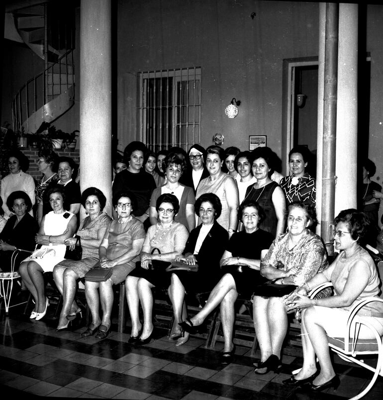 Damas salesianas durante un té benéfico.