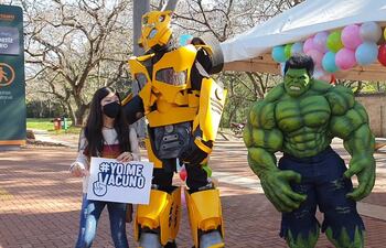 Bumblebee, el explorador "Autobot" y el increíble Hulk acompañaron a los adolescentes durante la jornada de vacunación.