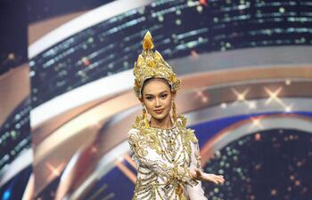 La miss y modelo birmana Han Lay, crítica con la junta militar que tomó el poder en su país y retenida en el principal aeropuerto de Bangkok desde el pasado miércoles, logró asilo en Canadá, confirmaron hoy fuentes cercanas al caso.