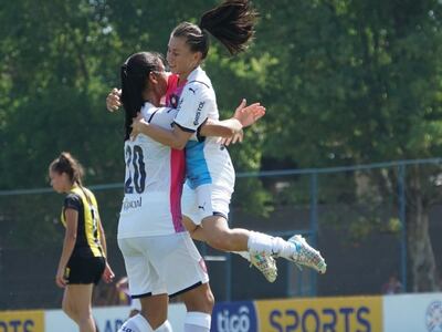 Las jugadores de Cerro Porteño festejan el segundo gol contra Guaraní por la primera fecha del torneo Apertura 2022 del Fútbol Femenino.