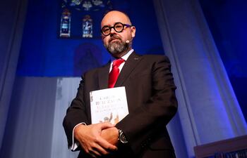 En esta foto de archivo tomada el 17 de noviembre de 2016, el novelista español Carlos Ruiz Zafón posa durante la presentación de su libro "El laberinto de los espiritus".