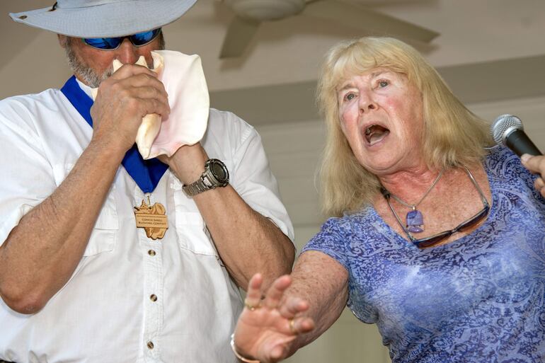 Para generar el sonido “tienes que zumbar los labios cuando la estés soplando”, aclaró sobre la correcta técnica.