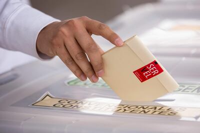 Diego Foppiano, uno de los mutilados oculares a manos de la policía durante las manifestaciones que agitaron Chile en octubre de 2019, vota en Santiago (Chile), en las elecciones que definirán la formación de una nueva Constitución.