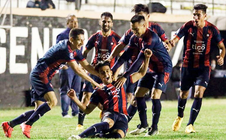 Todos buscan festejar con el verdugo de las Águilas. Ronaldo Martínez entró y retribuyó el ingreso con un par de goles que fueron determinantes en la remontada y triunfo de Cerro Porteño, que no para su marcha.