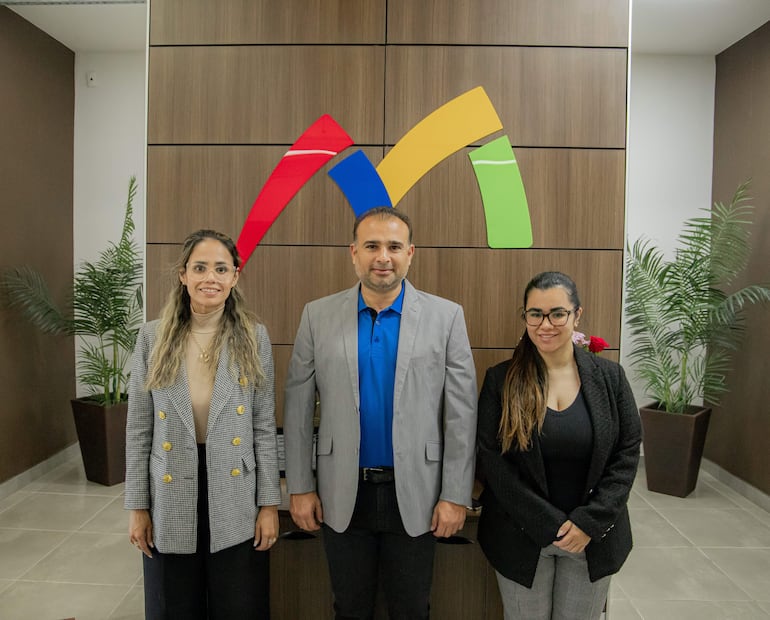 El socio propietario Nasser Aboultaif (centro) con las directivas de Mega Electrónicos Laura Sanders (izq.) y Noemí Cardozo (der.).