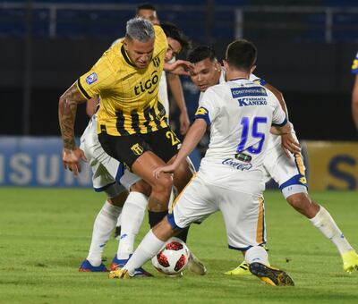 El goleador aurinegro Raúl Bobadilla en medio de tres rivales, evidencia una lesión fibrilar y es la preocupación.