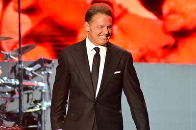 El cantante Luis Miguel sorprendió ayer a sus seguidores con el anuncio de una nueva gira, sin precisar muchos detalles.