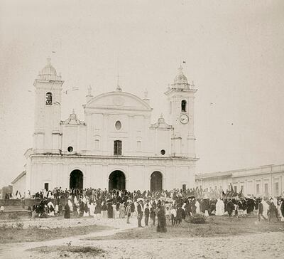 La Catedral hacia 1880 con la feligresía en la explanada luego de una misa dominical.