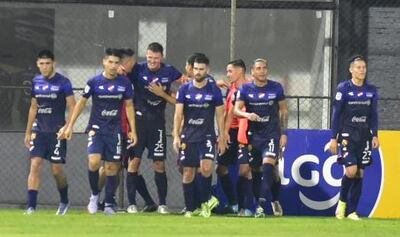 Festejo de los jugadores de Nacional con el goleador Facundo Bruera. La academia derrotó a Olimpia