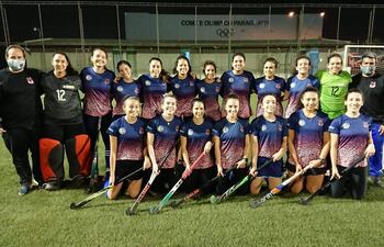 Selección paraguaya femenina de hockey que se embarca esta madrugada co destino a Perú para jugar Panamericano Challenge. (Gentileza)