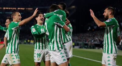 Los jugaores del Betis celebran el cuarto gol ante el Alavés, durante el partido de Liga en Primera División disputado este martes en el estadio Benito Villamarín, en Sevilla.