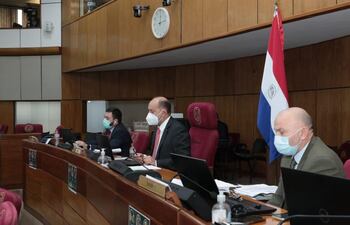 El presidente del Senado, Óscar Salomón (centro) administra el presupuesto de Senadores y del Congreso.