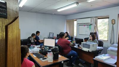 Denuncian robo en local comercial de barrio Obrero.