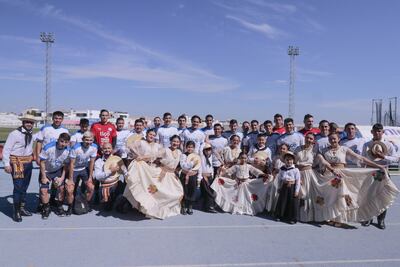 Integrantes del plantel albirrojo junto a los paraguayos de la Escuela de Danza “Latidos del alma”.