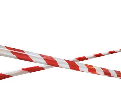 Dos cintas plásticas de barrera, de color blanco y rojo, cruzadas entre sí.
