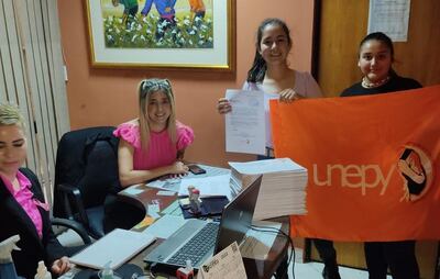 Representantes de la Unepy hacen entrega de la lista de 16.000 firmas en contra de la estandarización de kits escolares.