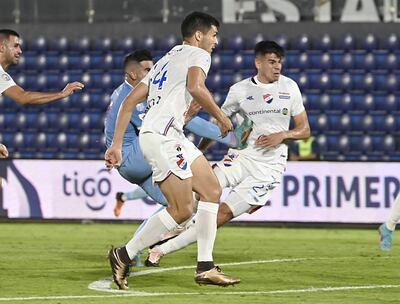 Miguel Jacquet, de Nacional, recibe el impacto de la patada del jugador de Resistencia Fernando Escobar, quien vio la roja directa luego de que el VAR advirtiera la jugada.