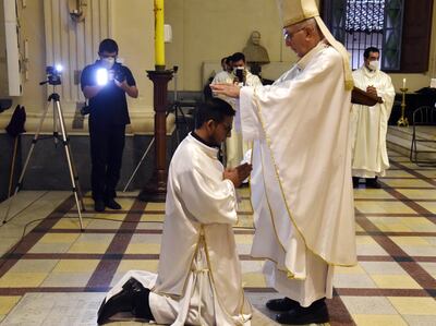 El arzobispo de Asunción, monseñor Edmundo Valenzuela, transmite el orden sagrado a través de la imposición de manos.