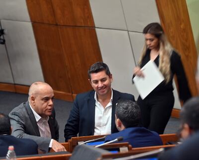 Los diputados del cartismo, Basilio "Bachi" Núñez y el diputado Pedro Alliana (ANR, HC) conversan con su colega.