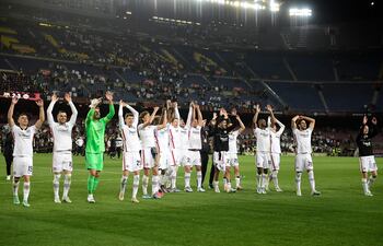 Los jugadores del Eintracht Frankfurt festejan la clasificación en el Camp Nou, donde lograron meter a 30 mil hinchas.