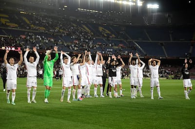 Los jugadores del Eintracht Frankfurt festejan la clasificación en el Camp Nou, donde lograron meter a 30 mil hinchas.