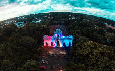 Imponente anochecer en el centro de Capiatá dónde resalta su antiguo templo. Hoy la comunidad honra a la Virgen de la Candelaria.