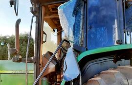 El tractor del colono brasileño quedó con los vidrios rotos tras el a taque a tiros.