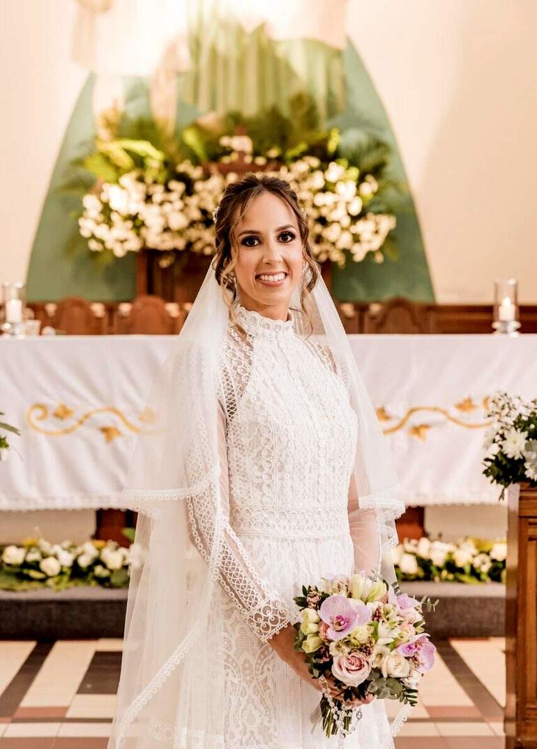 La novia lució un vestido de líneas románticas que fue diseñado y confeccionado por Romina Rufinelli.