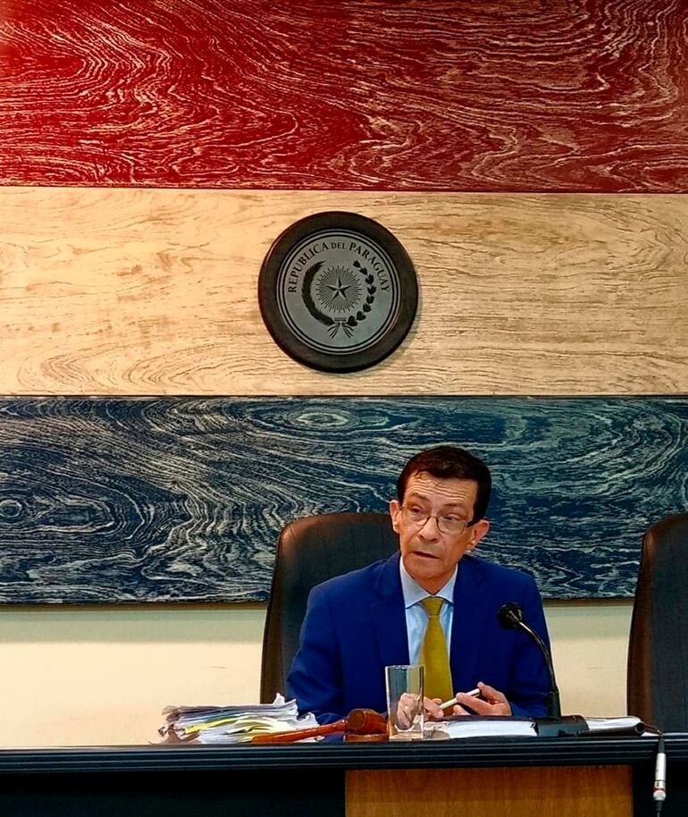 Juez Wilfrido Peralta actuó como abogado de la ex titular de la SET durante el Gobierno de Horacio Cartes, Marta González, y falló contra la libertad de prensa y de expresión. Es en el juicio a la directora de ABC Natalia Zuccolillo y el periodista Juan Carlos Lezcano.