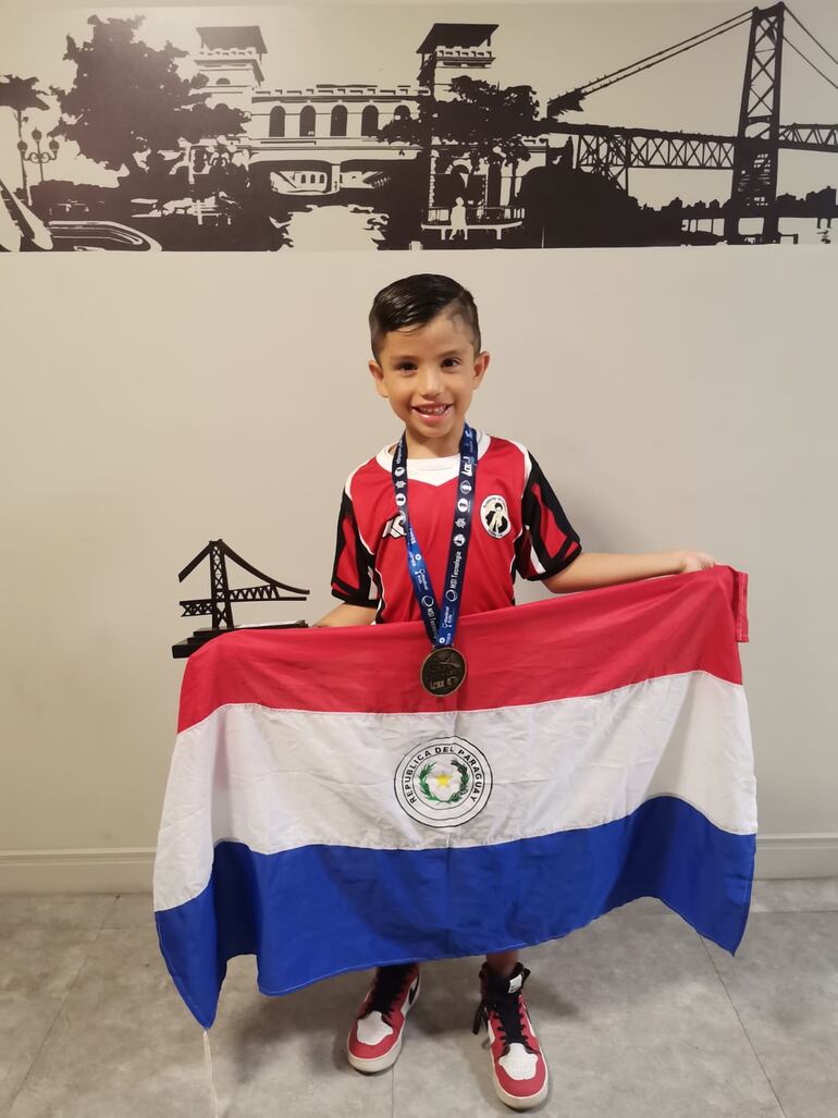 Emmanuel Veloso Tindel se consagró campeón del Floripa Chess School Sub 8