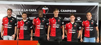 Mario Otazú (primero de la derecha), durante la presentación de los refuerzos de Colón SF, podría hacer su debut hoy en el fútbol argentino.