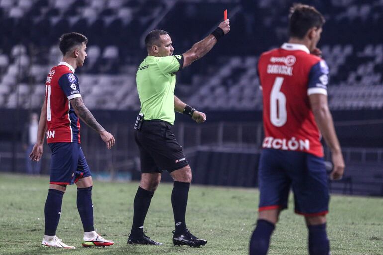 Juliadoza y el momento en el que expulsa a Iván Torres por una agresión a Enzo Giménez.