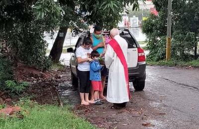 El diácono Arsenio Zárate bendice el ramo presentado por una familia en San Antonio.