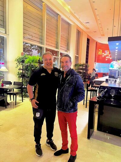 Robert Pereira Molina (54), director técnico de Tacuary, en compañía de Marco Antonio Solís.