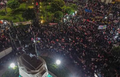 Simpatizantes del izquierdista Pedro Castillo participan en una movilización en su favor hoy, Lima (Perú). Miles de partidarios tanto del izquierdista Pedro Castillo como de su rival Keiko Fujimori marcharon este sábado en Perú para defender o combatir, en sendas movilizaciones simultáneas, los intentos de la líder derechista para impugnar y anular miles de votos de las elecciones presidenciales en las que salió perdedora.