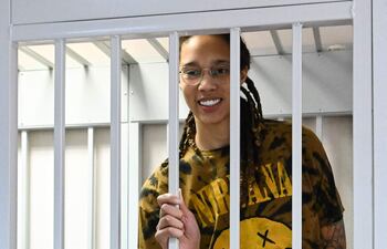 La basquetbolista estadounidense Brittney Griner, devuelta a los Estados Unidos a cambio del traficante de armas ruso Viktor But.