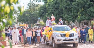 Los feligreses participaron de la procesión con la sagrada imagen por las principales calles de la ciudad.