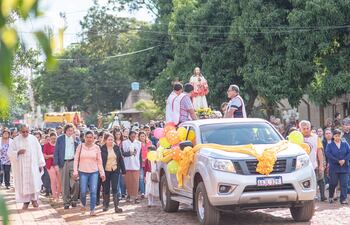Los feligreses participaron de la procesión con la sagrada imagen por las principales calles de la ciudad.