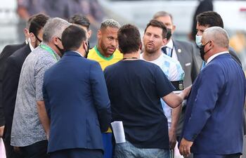 Neymar y Messi hablando con las autoridades sanitarias, tras la suspensión del partido entre Brasil y Argentina, el pasado 5 de setiembre de 2021.