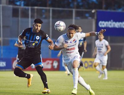 Salida del lateral derecho Carlos Niño Junior Espínola Vera (21 años), alias Paragua, perseguido por Richard Daniel Salinas (25), volante del “12”, durante el juego de ayer celebrado en La Visera.